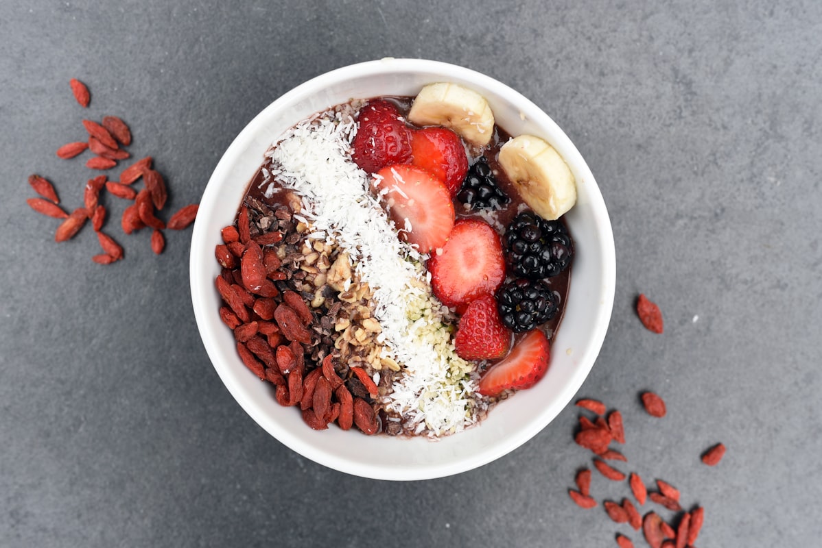 Colazione nutriente con frutta e cereali