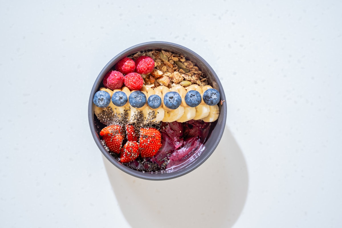 Smoothie bowl colorato con bacche fresche